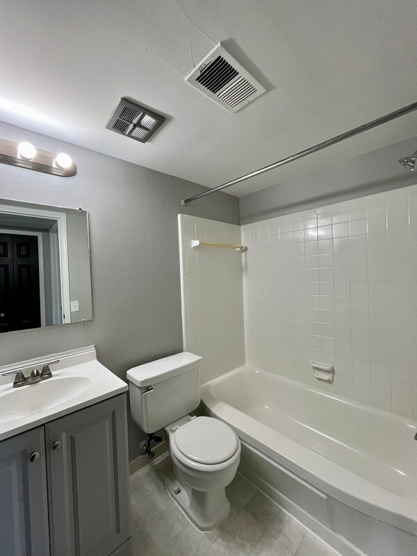 Building Photo - 4441 Oakwood