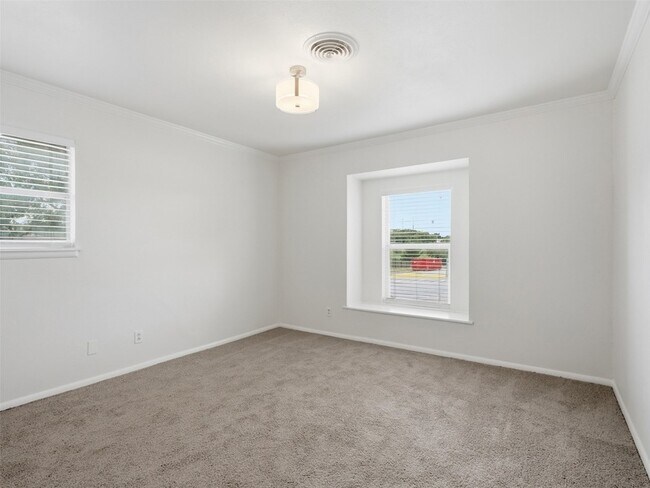 Building Photo - 2121 Canton Dr