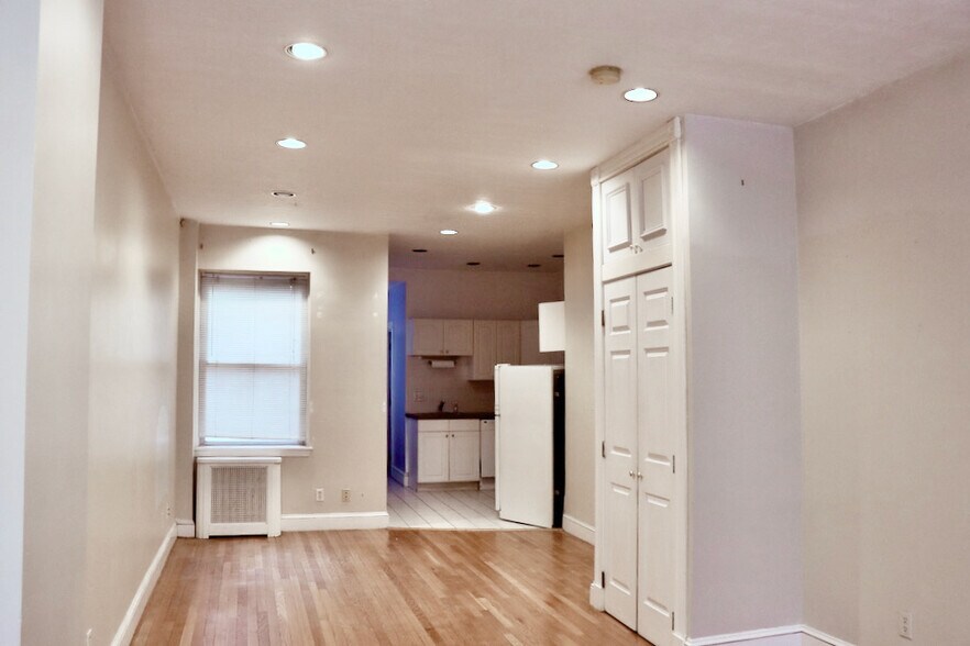 Building Photo - 36 Anderson St