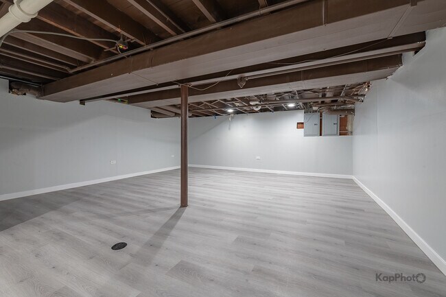 Building Photo - 6259 W Peterson Ave