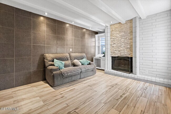 Building Photo - 6201 Escondido Dr