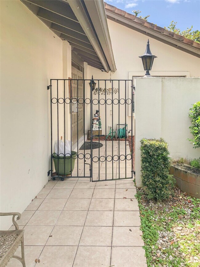 Building Photo - 5614 Hammock Ln