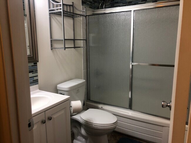 Building Photo - 1405 NW Clifford St