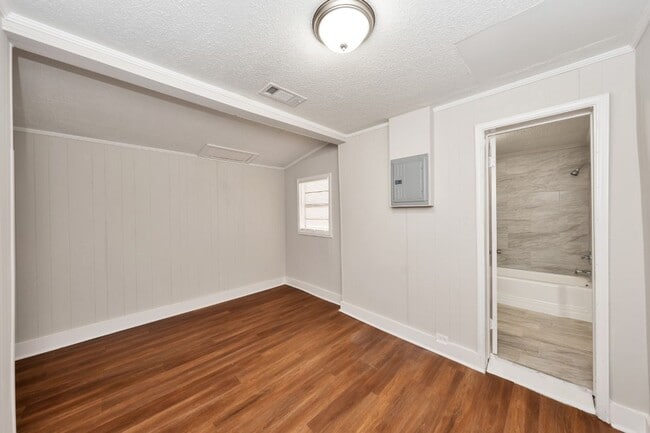Building Photo - Stylish 4BR/2BA Home in Tuscaloosa – Moder...