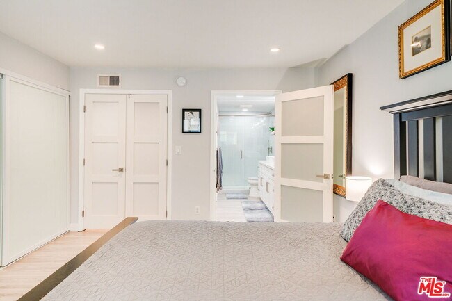 Building Photo - 6728 Hillpark Dr