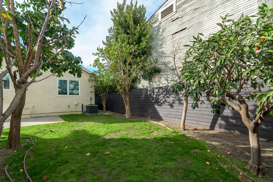 Building Photo - 736 N Wilton Pl