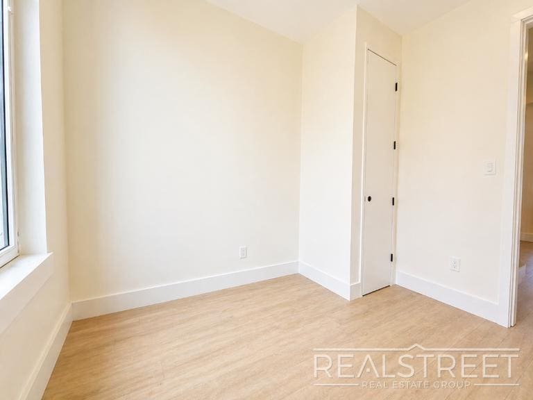 Building Photo - Rogers Avenue