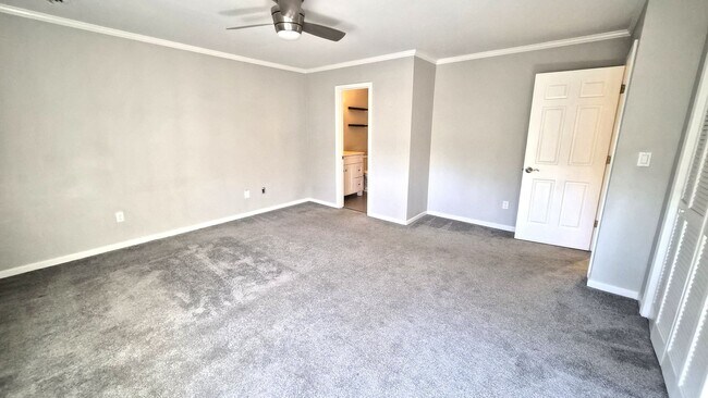 Building Photo - Great Two Bedroom Townhouse Convenient to Downtown Greenville!
