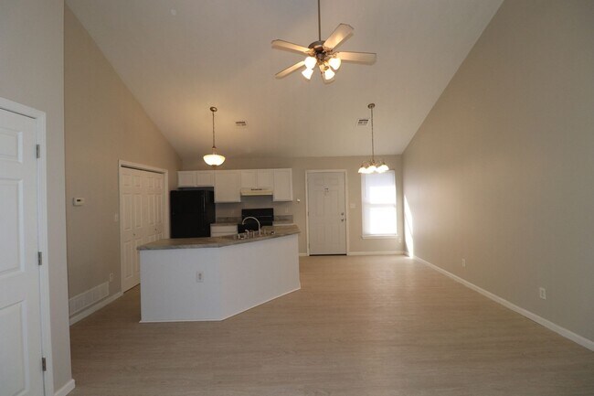 Building Photo - Remodeled Duplex Rent ready!
