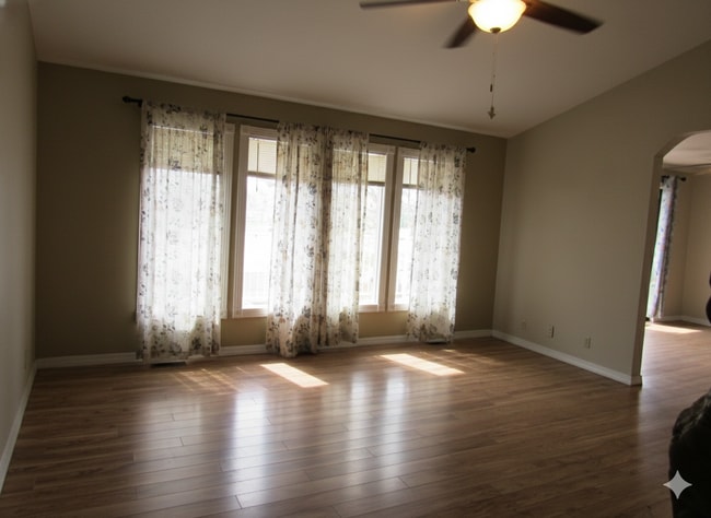 Building Photo - 4 bedroom lake view home