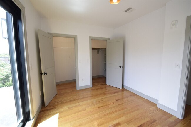 Building Photo - 15 Maywood St