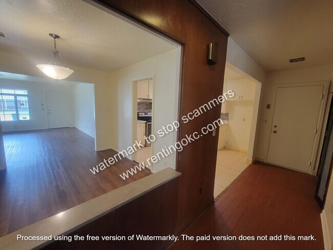 Building Photo - 3 OR 4 bed ready to go!