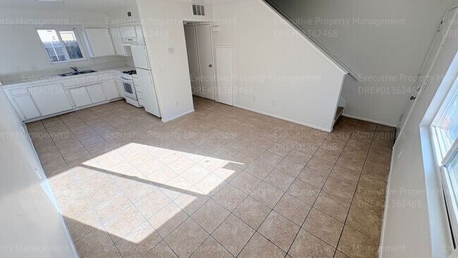 Building Photo - 2 bedroom 1.5 bathroom townhome near shopping centers and hospital! Located in the 93305 zip code...