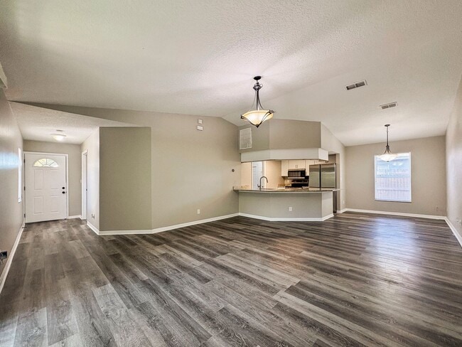 Building Photo - Move-In Ready 3 Bed Home with Garage & Fenced Yard in Tampa, FL