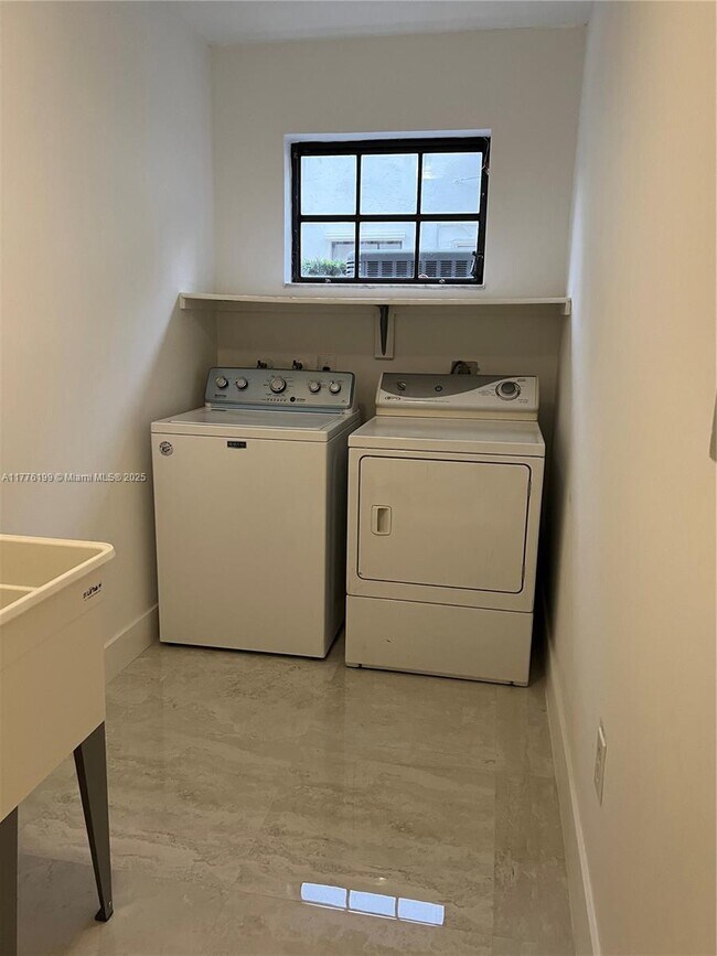 Building Photo - Northwest 167th Terrace, Miami Lakes, FL 33014 - 3 BR 2 BA single-family home