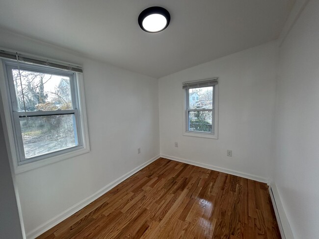 Building Photo - Newly Renovated 5 Bedroom 2 Bathroom Singl...