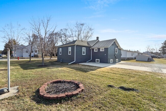 Building Photo - 627 3rd St