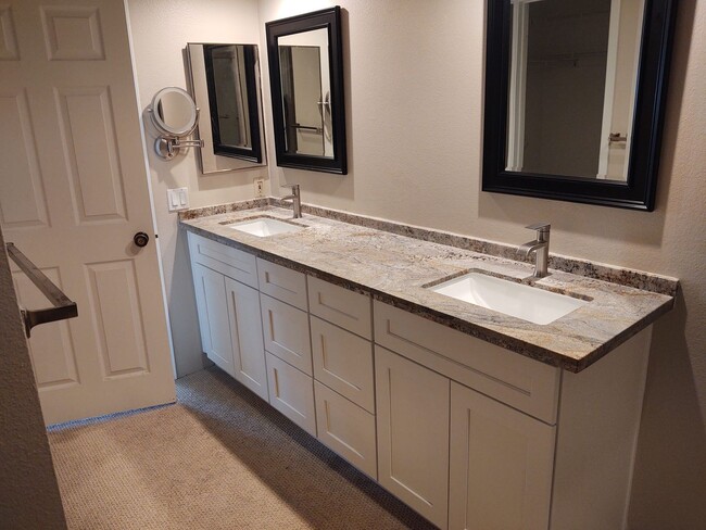 Building Photo - 2 Bedroom, 2 Bath Condo in The Courtyards HOA