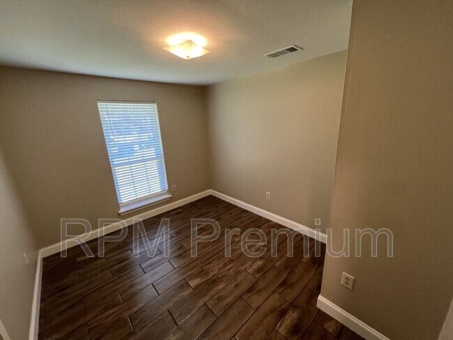 Building Photo - 207 Sinbad St