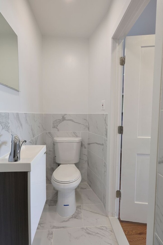 Building Photo - ??? RECENTLY UPDATED, 2 BEDROOMS AND 3 BAT...
