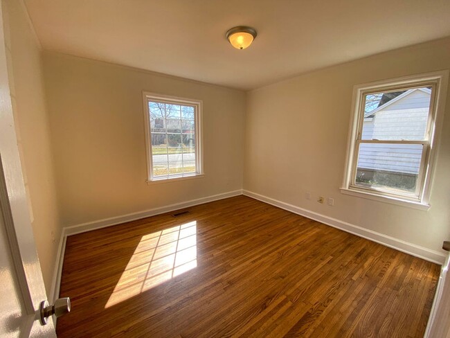 Building Photo - 3 bed, 2 bath in High Point Terrace with g...