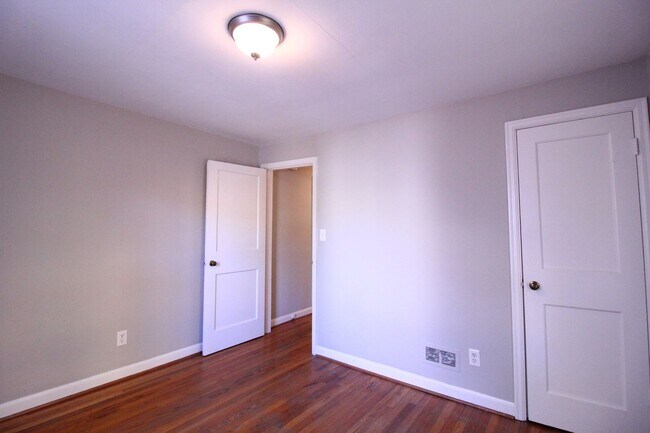 Building Photo - January FREE On This 2 Bedroom 1 Bath Duplex In The Waldo Area
