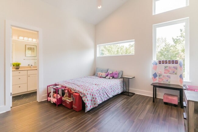 Building Photo - TX-AUS-113DEN