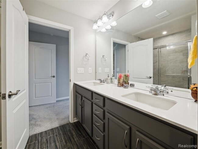 Building Photo - 4765 Glenora Dr