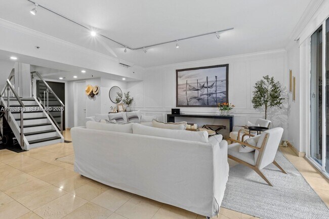 Building Photo - 520 Brickell Key Dr