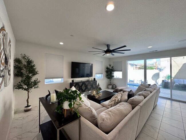 Building Photo - Elegant 4 Bedroom, 4.5 Bathroom Home with ...