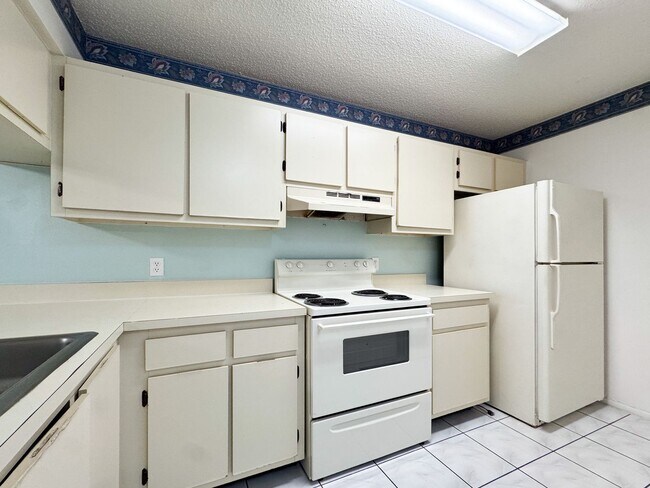 Building Photo - Spacious 1 bedroom 1 bathroom in DelRey Community!