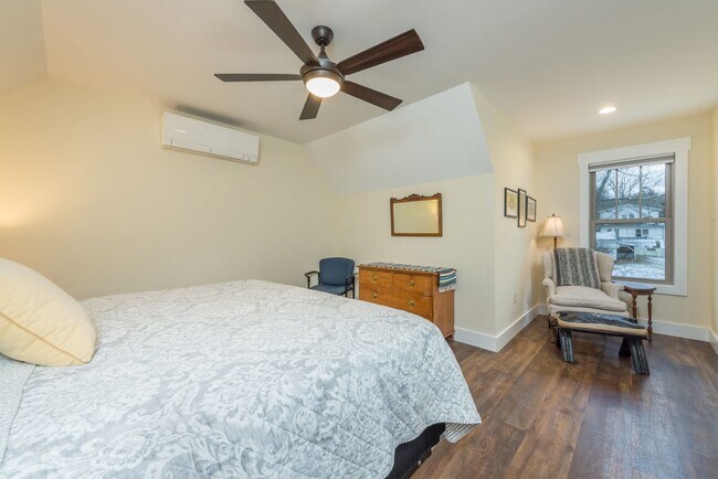 Building Photo - Black Mountain Rental!