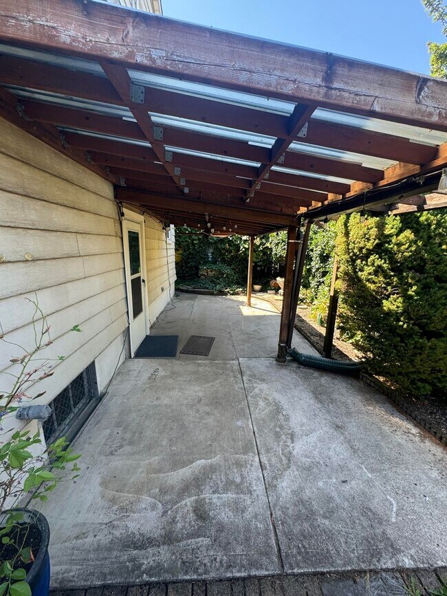 Building Photo - 2031 N Killingsworth St