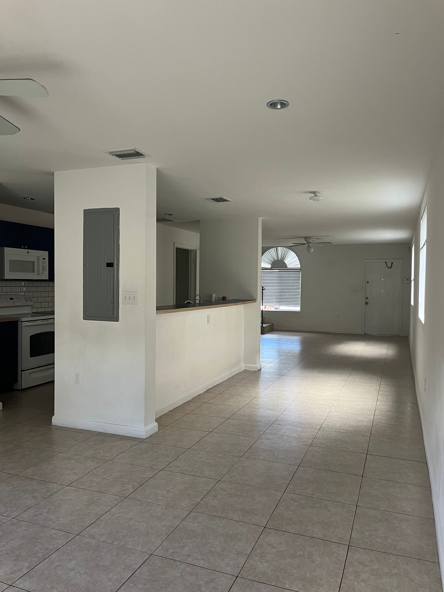 Florida room - 812 NW 22nd Pl
