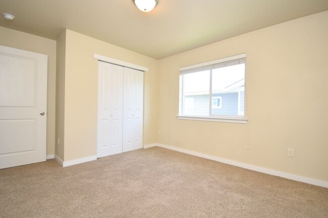Building Photo - Beautiful Baxter Springs Condo with detach...