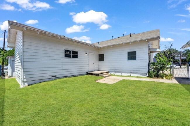 Building Photo - 200 SW 6th Ave