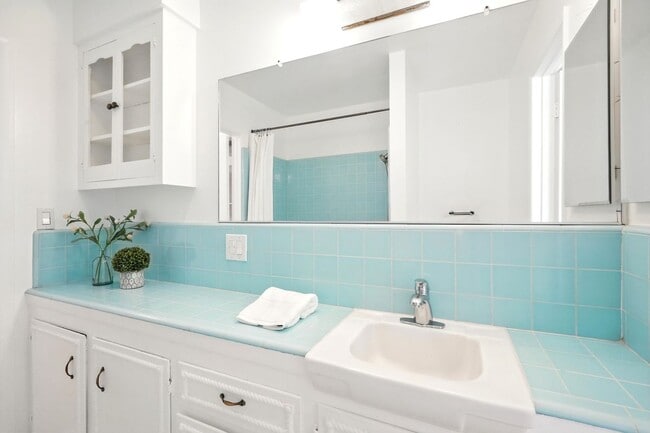 Building Photo - 8461 Valley Circle Blvd