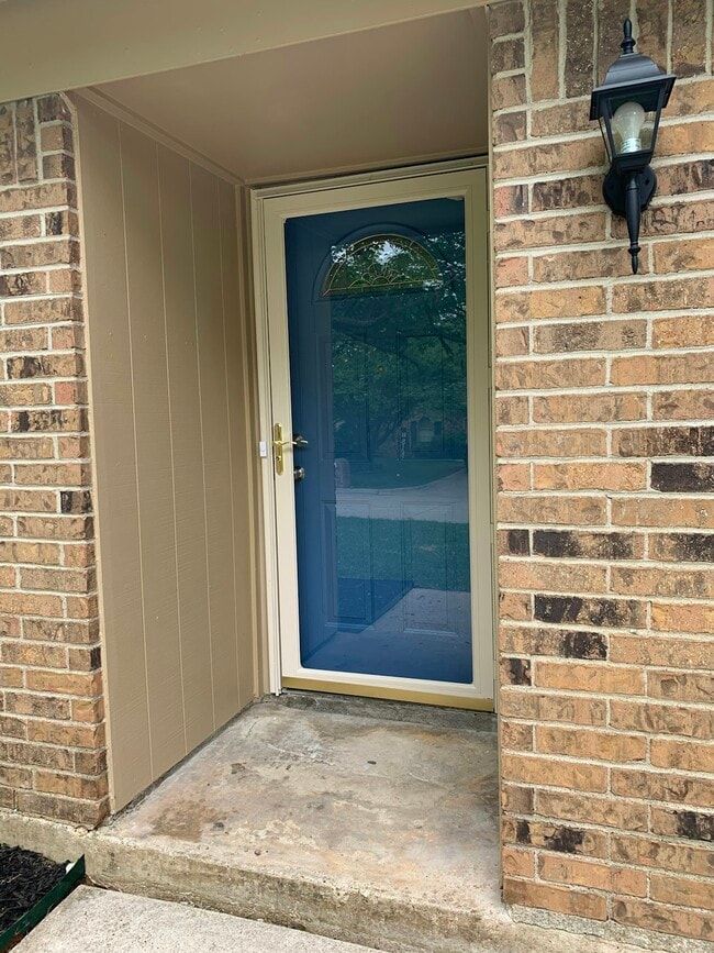Building Photo - 404 Live Oak Dr