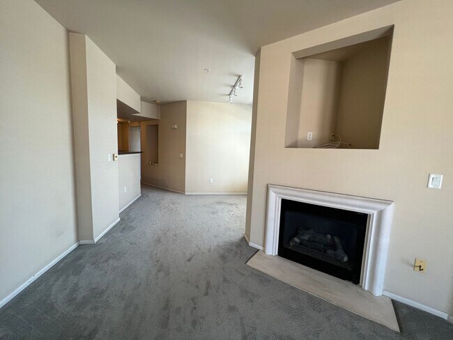 Building Photo - 2 bed 2 bath condo with laundry, A/C and fireplace! Heart of Banker's Hill!