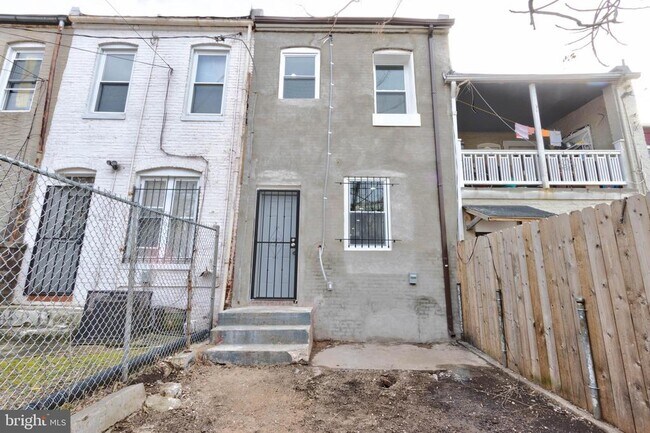 Building Photo - 2654 Wilkens Ave
