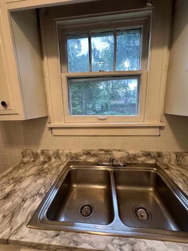 Building Photo - Charming 2-bedroom home located in Peoria,...
