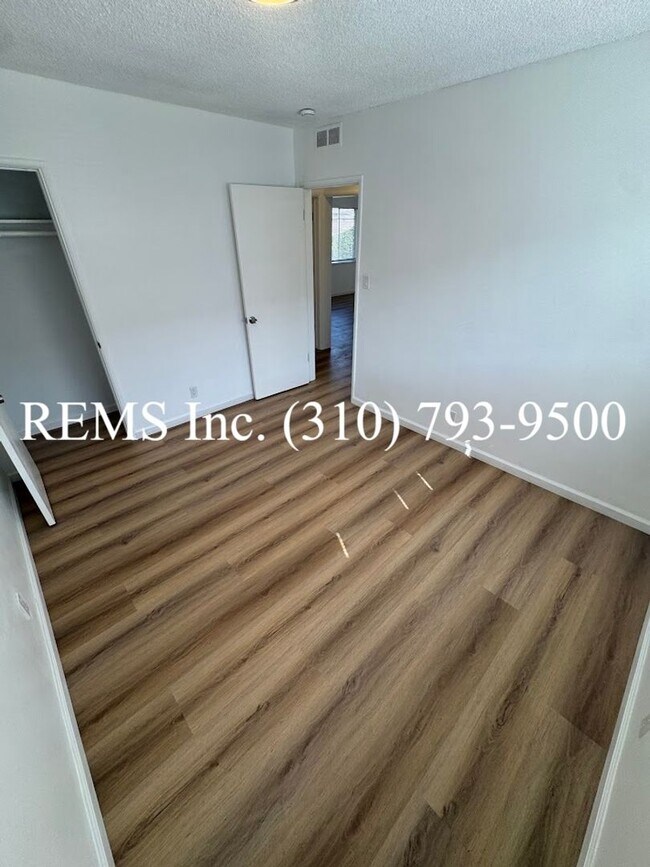 Building Photo - Refurbished Unit with a 1 Car Garage and L...