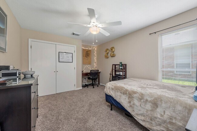 Building Photo - AUGUST 2026 PRE-LEASE!! COME TOUR THIS AMAZING 4 bed, 4 bath Home!!