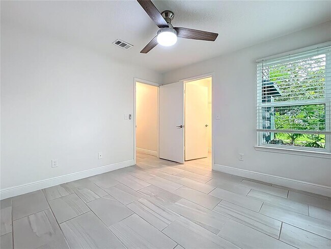 Building Photo - 2580 Grassy Point Dr
