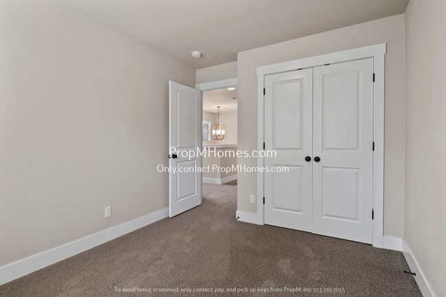 Building Photo - Terrific Milwaukie Three Bedroom Townhome - Close to Providence!