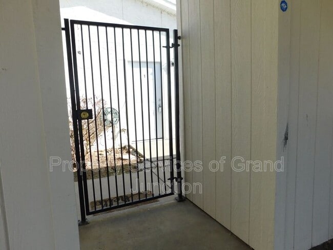 Building Photo - 869 Iowa Ave