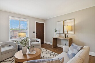 Building Photo - Walkable Location, Location, Location in G...