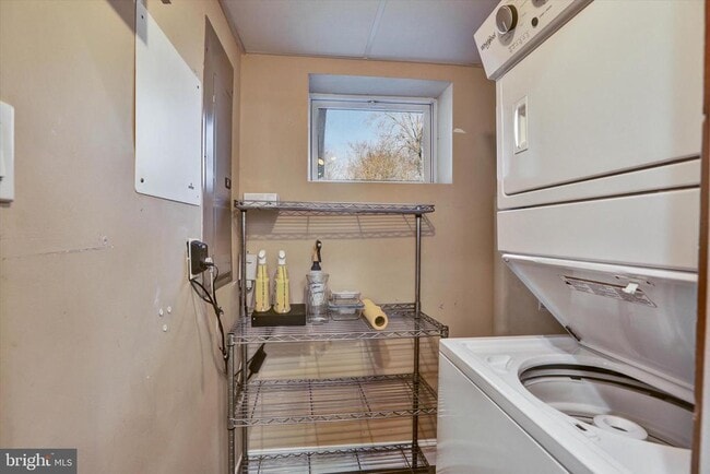 Building Photo - 722 Genessee St