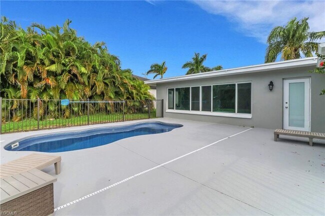 Building Photo - Elegant 3-Bedroom Pool Home in the Prestig...