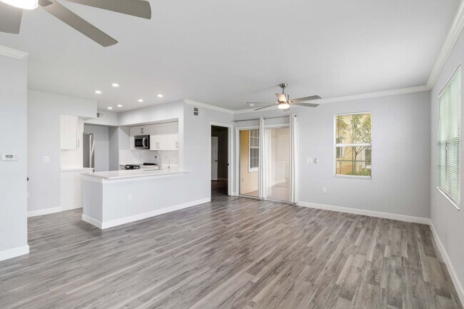 Building Photo - Fully updated 2/2 unit available now for a...